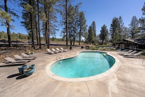 Seasonal outdoor pool - Trailhead Lodge (Bend)