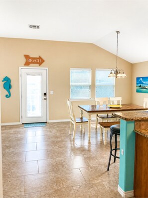 Dining - Drunken Marlin, Private pool, minutes from the beach, Pet friendly (Port Aransas)