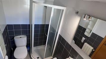 Sèche-cheveux, serviettes fournies, papier toilette