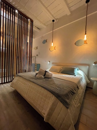 1 bedroom, WiFi, bed sheets. Relax in this quiet space in a central location. CESENATICO.