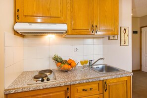 Apartment | Private kitchen - Beachfront Apartment Mareo 3 (Nin)