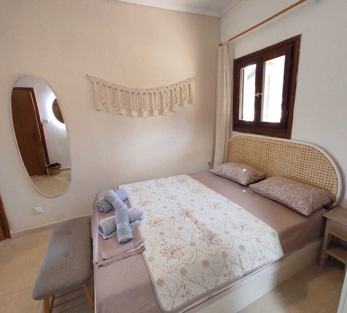 3 slaapkamers, een strijkplank/strijkijzer, wifi, beddengoed