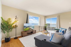 Apartamento familiar, 2 habitaciones, balcón, vistas al mar | Zona de estar | Televisión de pantalla plana de 55 pulgadas con canales digitales