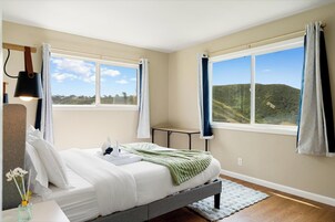 Apartamento familiar, 2 habitaciones, balcón, vistas al mar | Tabla de planchar con plancha y wifi gratis