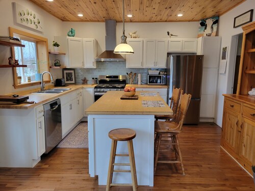 Beloved Green-Gabled Getaway minutes to the beach and the golf course!