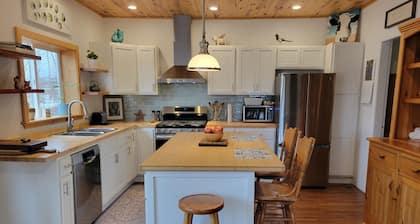 Beloved Green-Gabled Getaway minutes to the beach and the golf course!