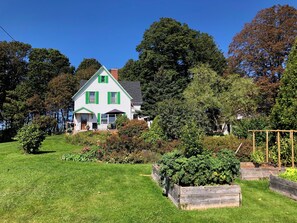 Exterior - Beloved Green-Gabled Getaway minutes to the beach and the golf course! (Stratford)