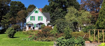 Beloved Green-Gabled Getaway minutes to the beach and the golf course!