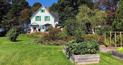 Beloved Green-Gabled Getaway minutes to the beach and the golf course!