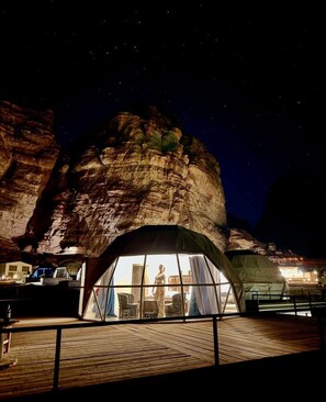 A tented accommodation with a view of a rock formation at night. - Room-luxurious Lodge Retreat in Wadi Rum (Wadi Rum)