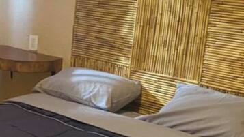 Luxe kamer, uitzicht op zee | Een strijkplank/strijkijzer, gratis wifi, beddengoed