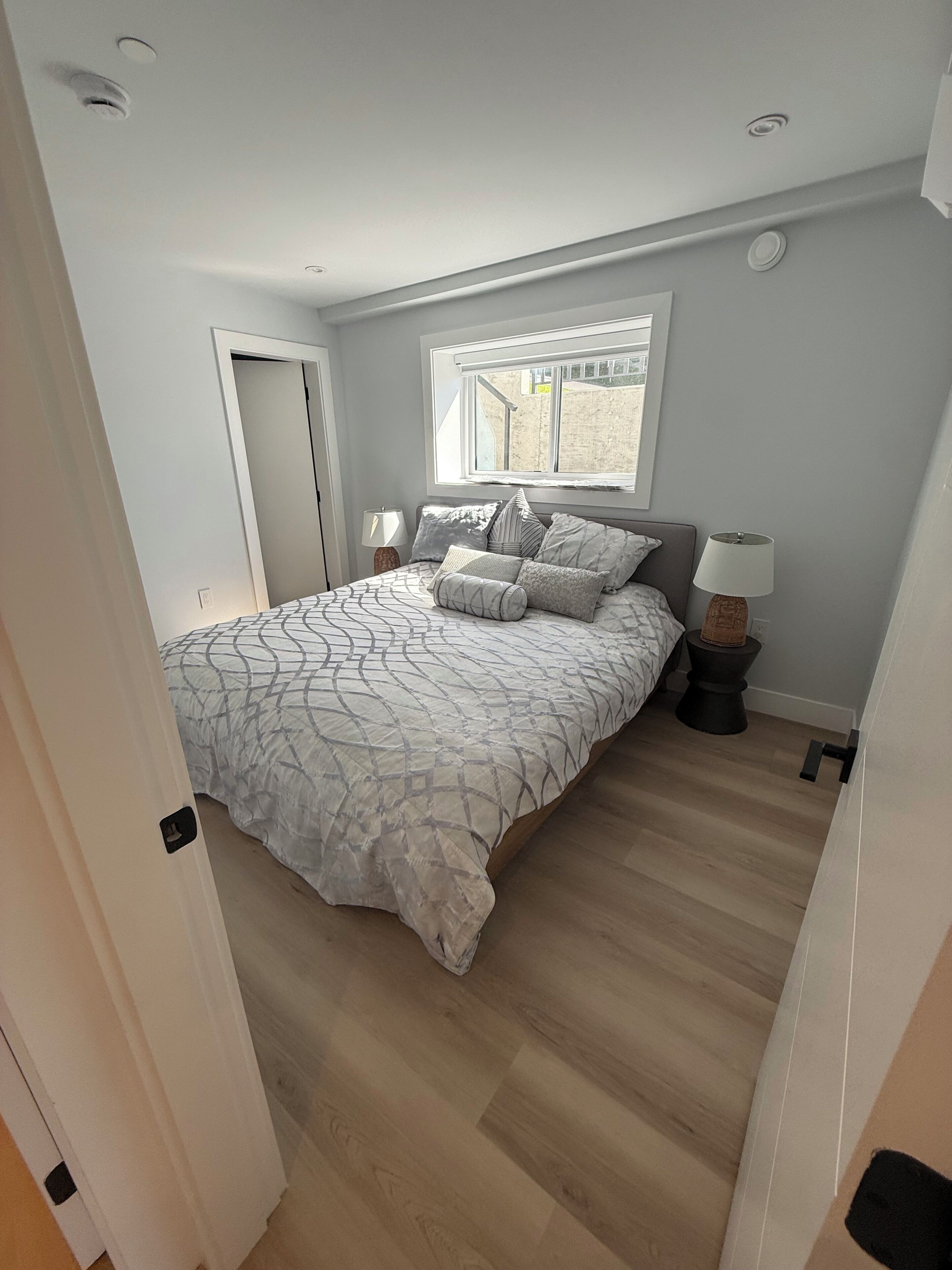 2 habitaciones, tabla de planchar con plancha, internet y ropa de cama 