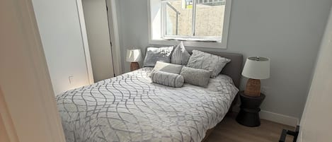 2 habitaciones, tabla de planchar con plancha, internet y ropa de cama