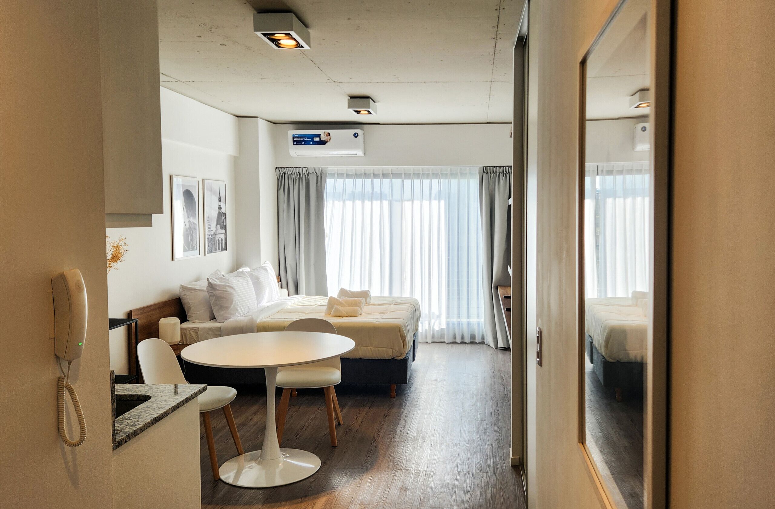 Tabla de planchar con plancha, wifi gratis, ropa de cama