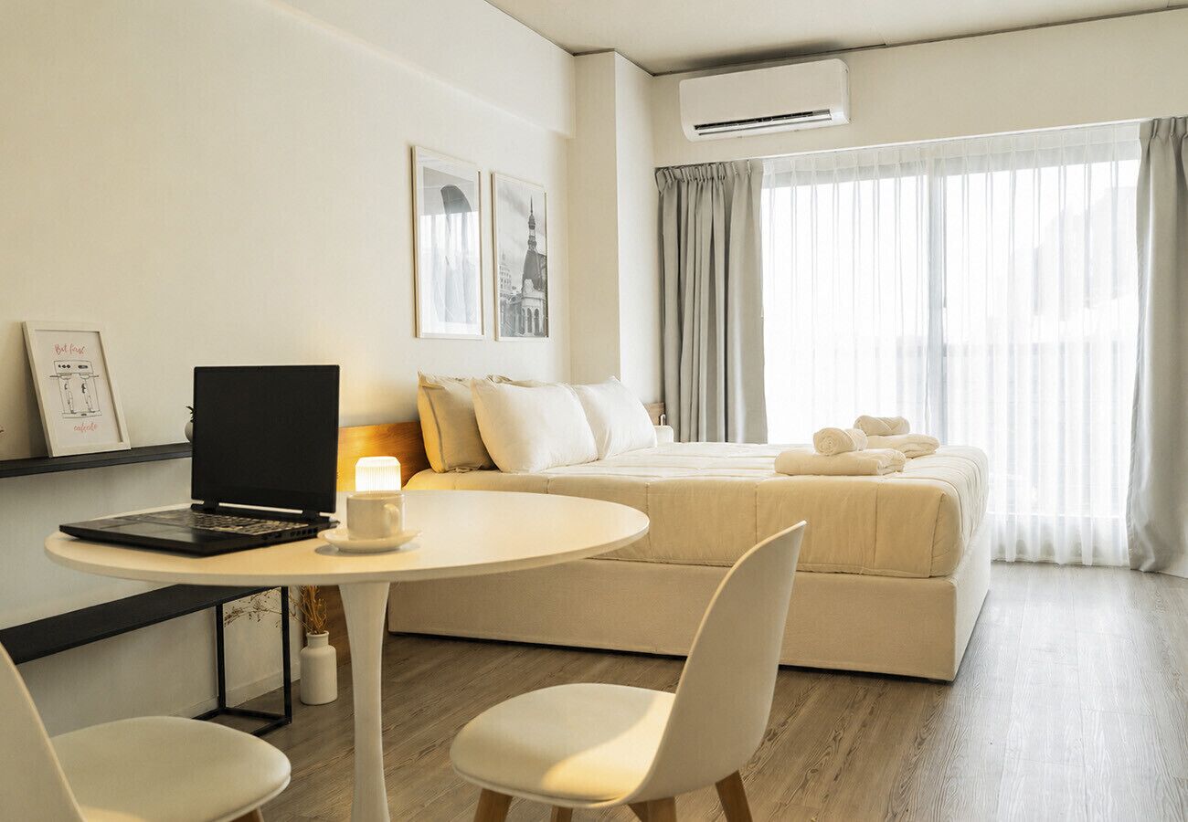 Tabla de planchar con plancha, wifi gratis y ropa de cama 