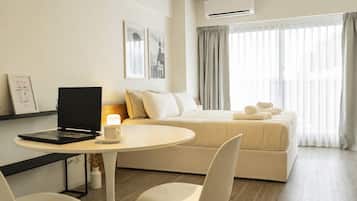 Tabla de planchar con plancha, wifi gratis, ropa de cama