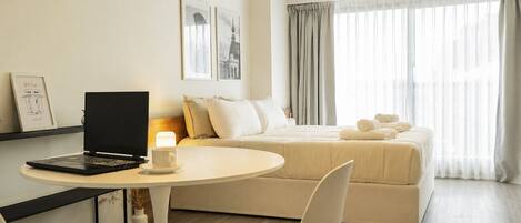 Tabla de planchar con plancha, wifi gratis y ropa de cama