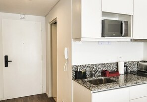 Wasserkocher mit Kaffee-/Teezubehör, Kühlschrank, Mikrowelle