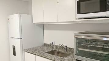 Refrigerador, microondas, cafetera/tetera, tetera/pava eléctrica