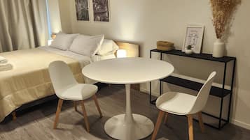 Tabla de planchar con plancha, wifi gratis y ropa de cama