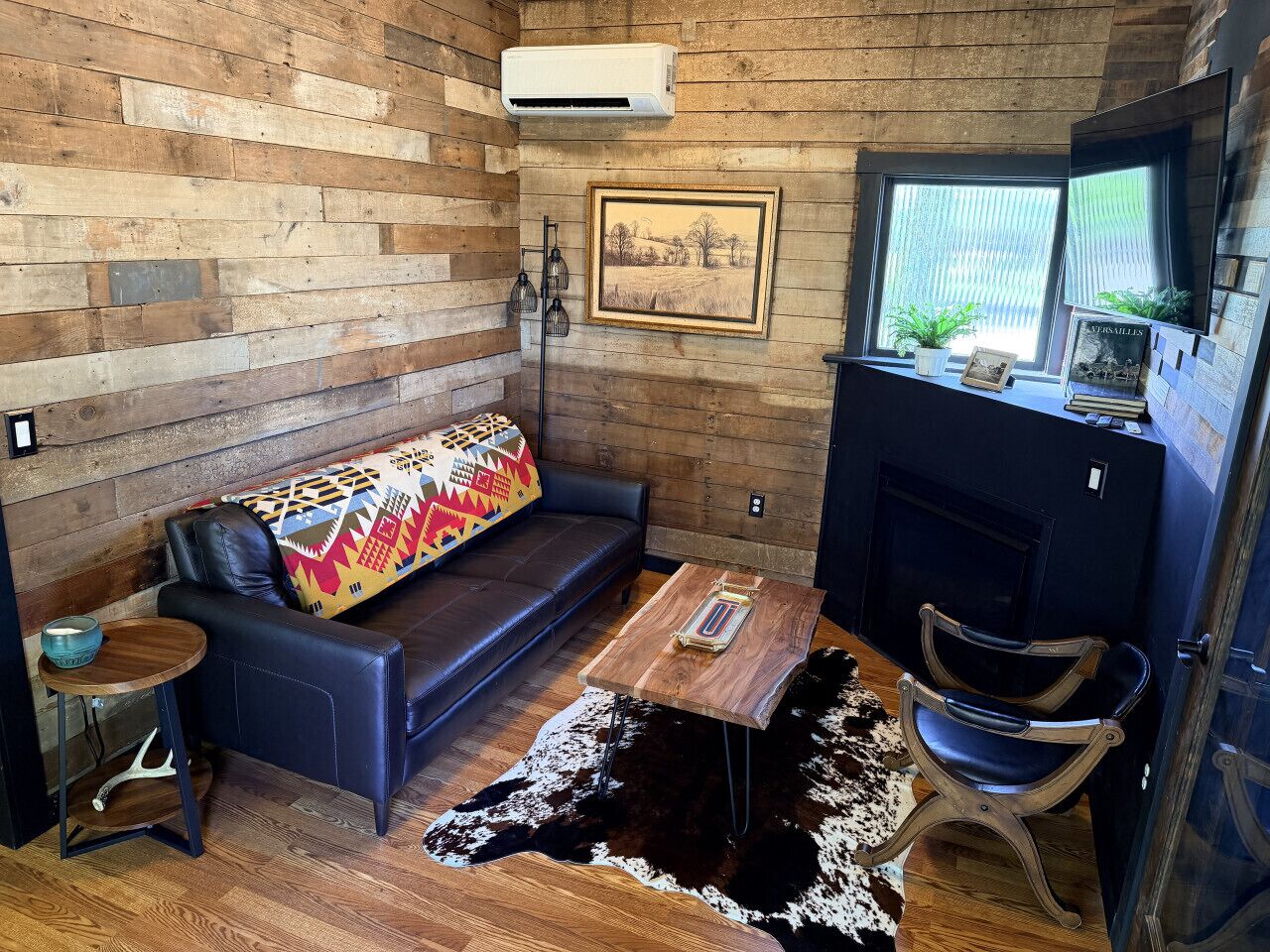 Televisión, chimenea, libros y estéreo 