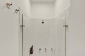 Shower, hair dryer, towels, shampoo - w* | Amazing Loft in the Heart of Chico Norte (Bogotá)