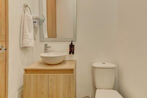 Shower, hair dryer, towels, shampoo - w* | Amazing Loft in the Heart of Chico Norte (Bogotá)
