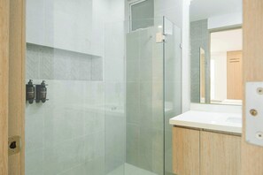 Shower, hair dryer, towels, shampoo - w* | Deluxe 2BR w/ Terrace & A/C in Morros (Cartagena de Indias)