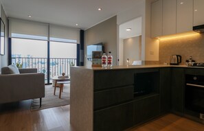Eine moderne Küche mit Essbereich, großen Fenstern und Blick auf die Stadt.