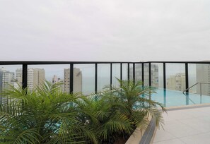 Pool - w* | Cityview 2BR w/ Balcony in Miraflores (Miraflores)