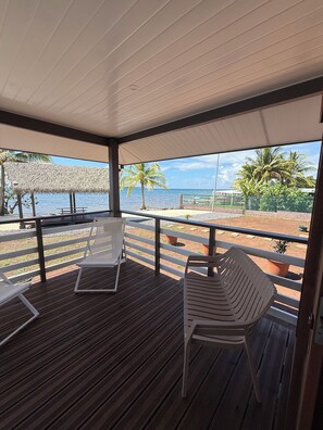 Bungalow superior, vistas a la playa | Terraza o patio