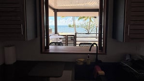 Una cocina con ventana que da a la playa.