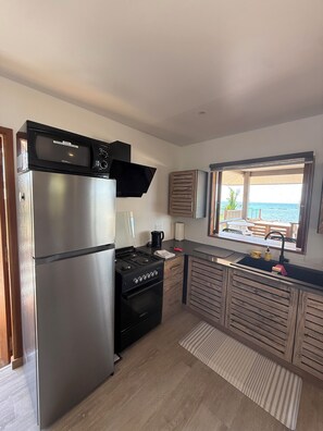 Bungalow superior, vistas a la playa | Cocina privada