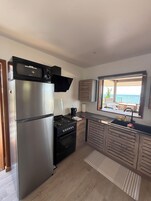 Bungalow superior, vistas a la playa | Cocina privada