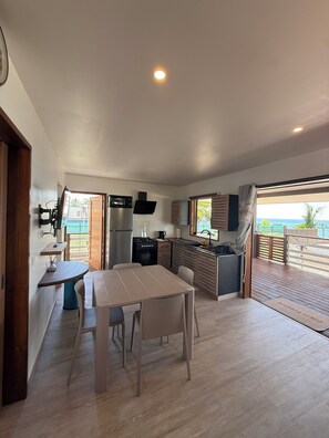 Bungalow superior, vistas a la playa | Cocina privada