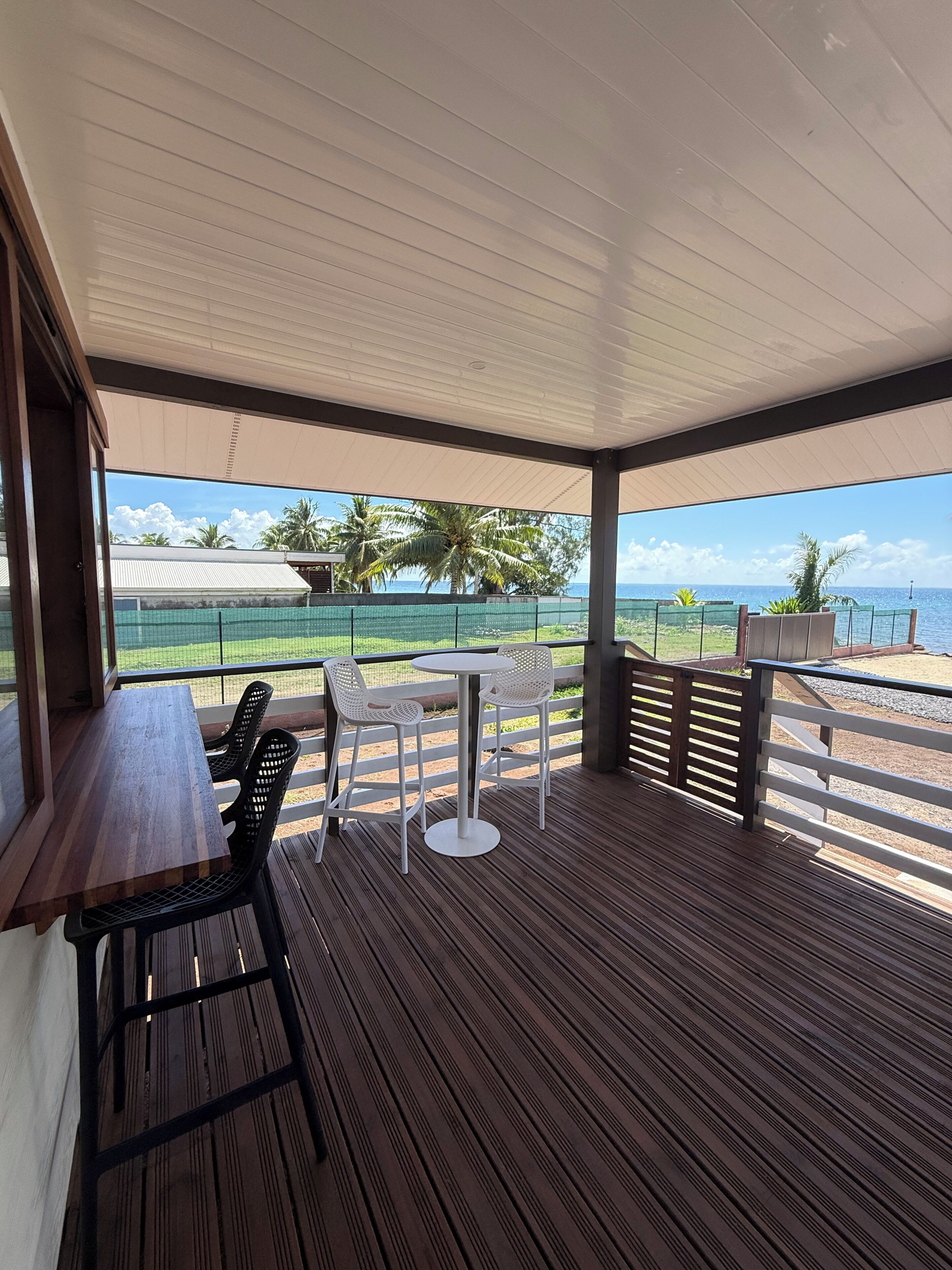 Bungalow Superior - utsikt mot stranden | Restaurang utomhus