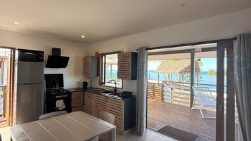 Bungalow superior, vista a la playa | Restaurantes