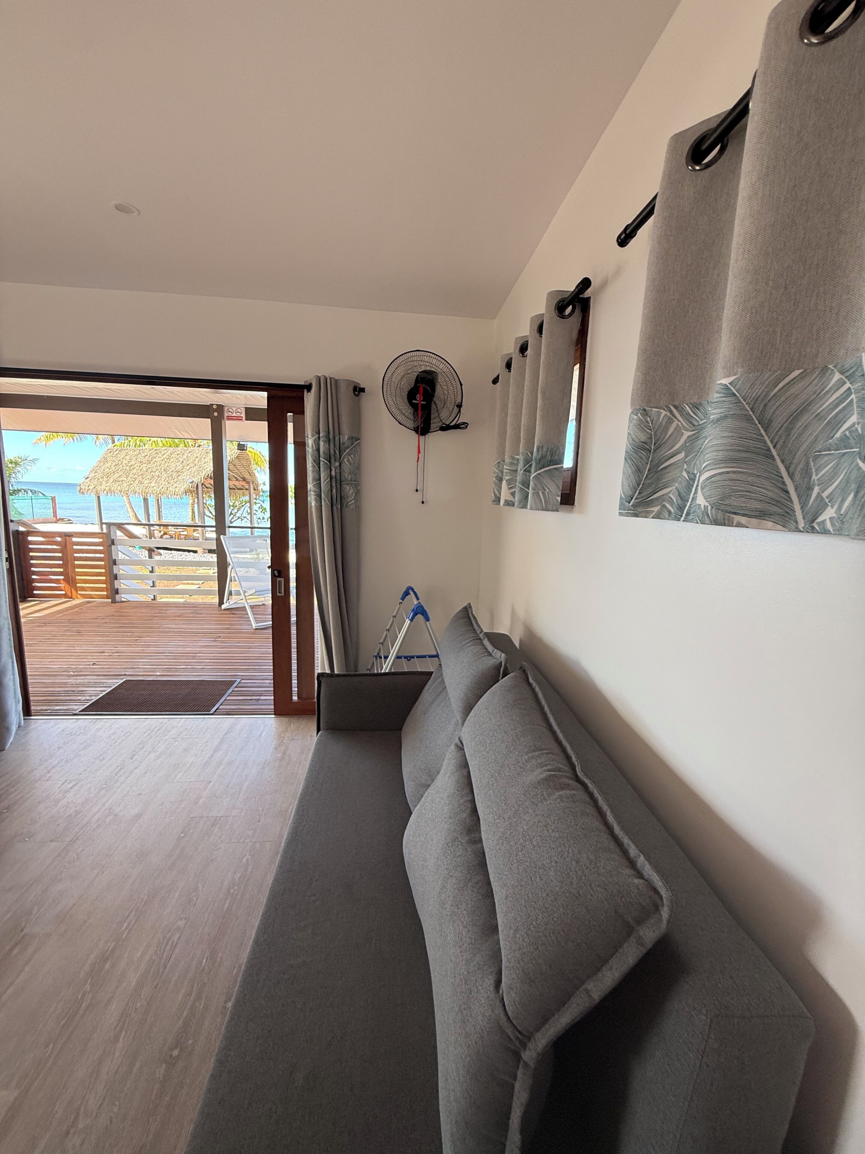 Superior Bungalow, Beach View | Living area