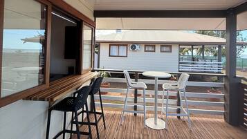 Superior-Bungalow, Strandblick | Speisen im Freien