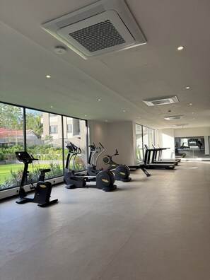 Fitness facility - Delali Residence Luxury 1BR Near Airport, Pool, Gym & private Terrace (Accra)
