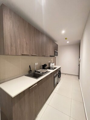 Microwave, oven, stovetop, dishwasher - Delali Residence Luxury 1BR Near Airport, Pool, Gym & private Terrace (Accra)