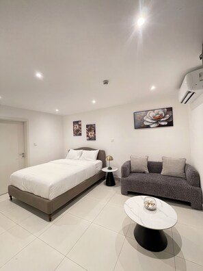 1 bedroom, iron/ironing board, WiFi, bed sheets - Delali Residence Luxury 1BR Near Airport, Pool, Gym & private Terrace (Accra)
