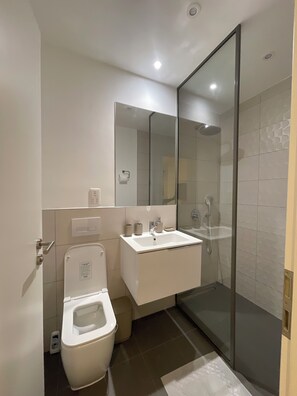 Shower, jetted bath, towels, soap - Delali Residence Luxury 1BR Near Airport, Pool, Gym & private Terrace (Accra)