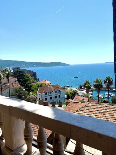 Modern 1BR Sea View – Walk to Beach in 5 Min
