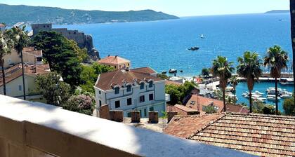 Modern 1BR Sea View – Walk to Beach in 5 Min