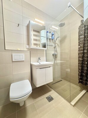 Shower, hair dryer, towels, soap - Herceg Novi Sea View Apartment (Bijela)