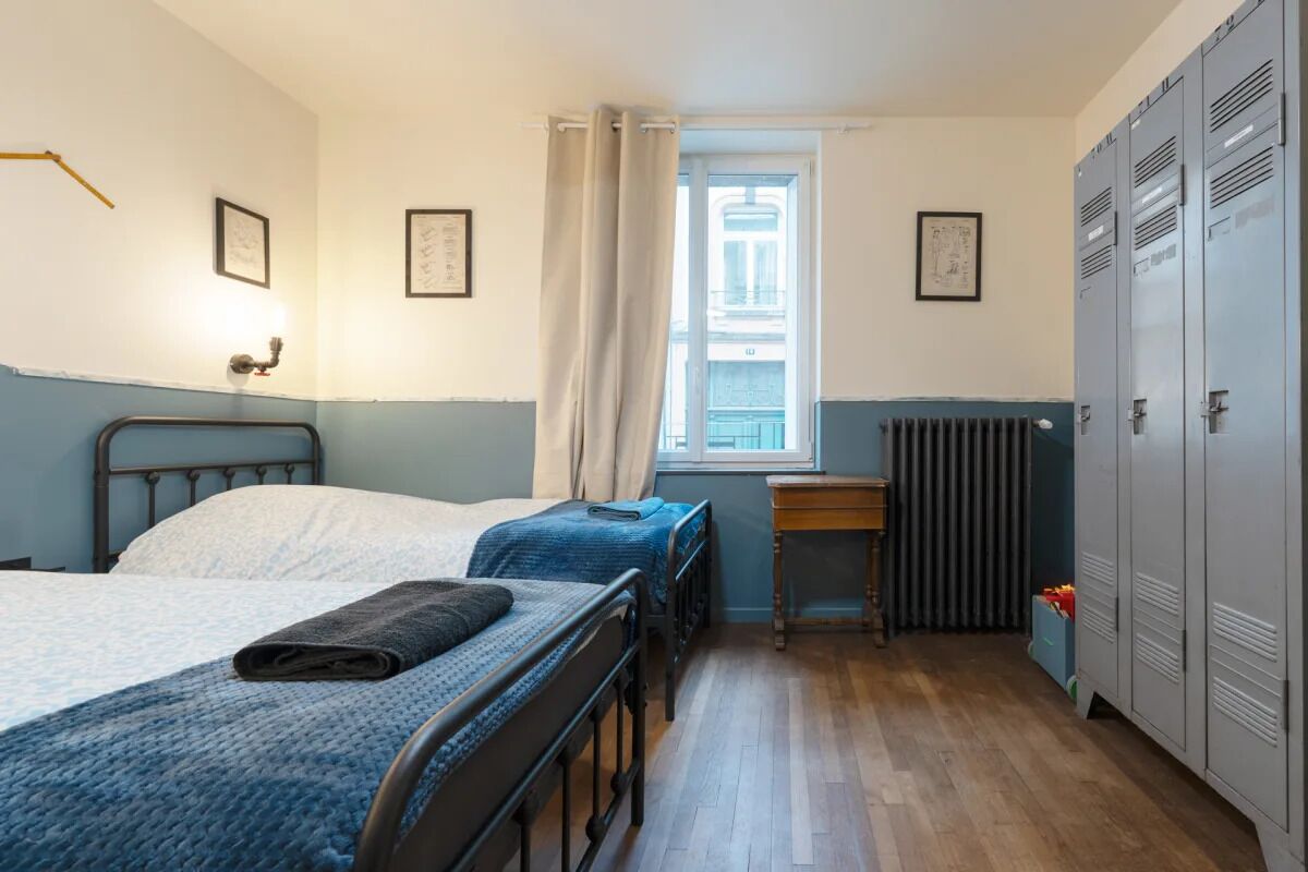 2 chambres, bureau, fer et planche à repasser, lit parapluie