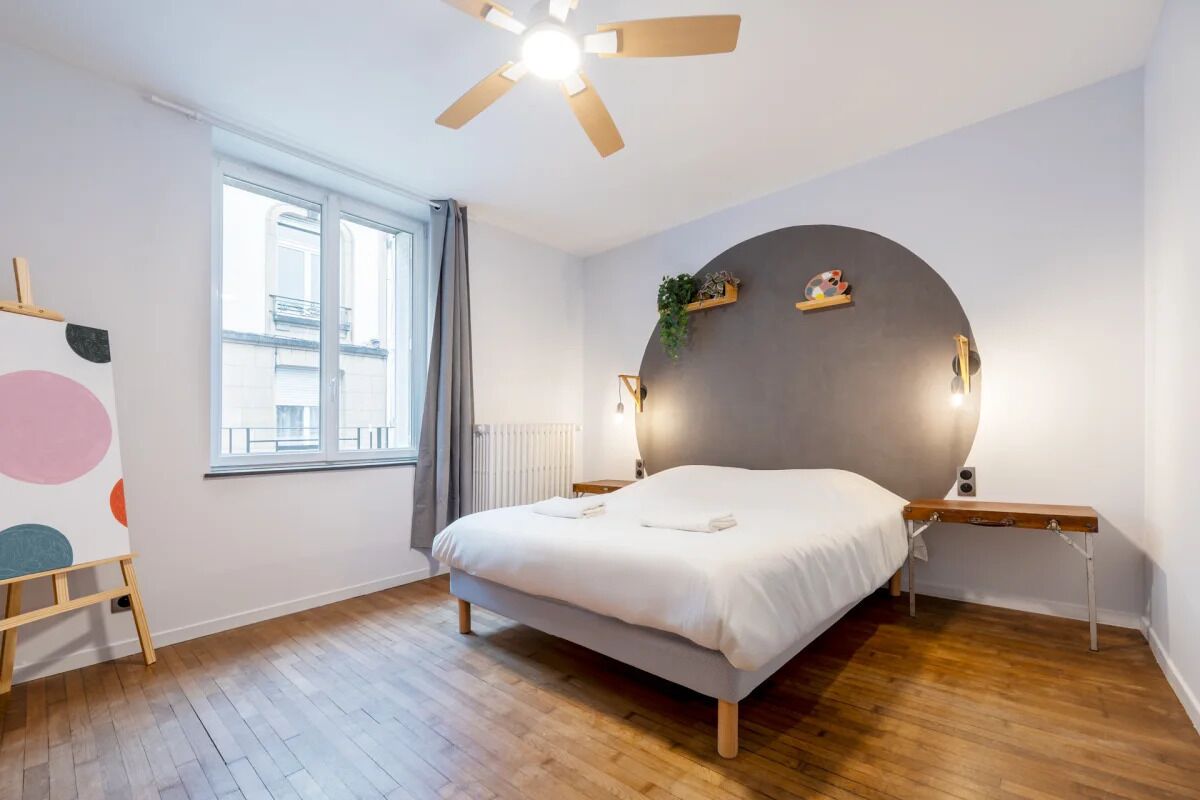 2 habitaciones, escritorio y tabla de planchar con plancha 