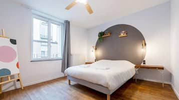 2 habitaciones, escritorio y tabla de planchar con plancha