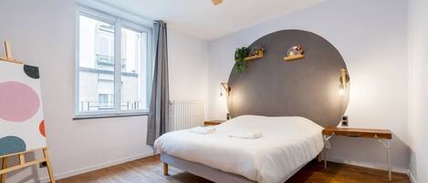 2 chambres, bureau, fer et planche à repasser, lit de bébé portatif